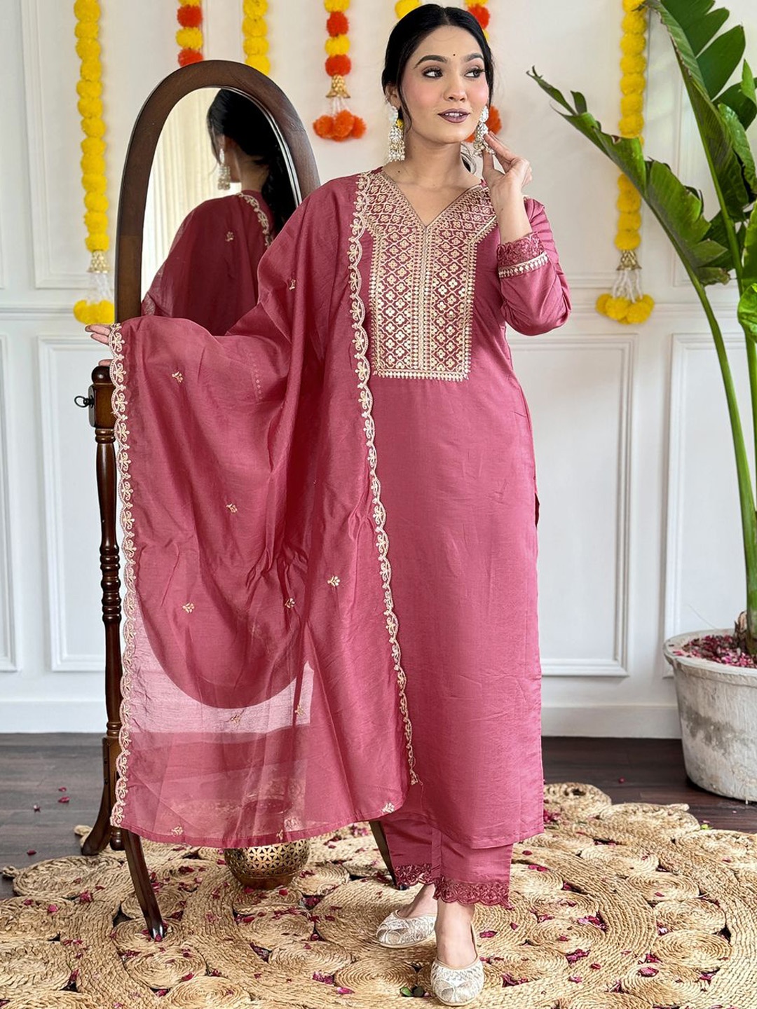 ASCIIBLUES Women Ethnic Motifs Embroidered Regular Thread Work Kurta with Trousers & With Dupatta, Mauve
ASCIIBLUES Women Ethnic Motifs Embroidered Regular Thread Work Kurta with Trousers & With Dupatta, Mauve
