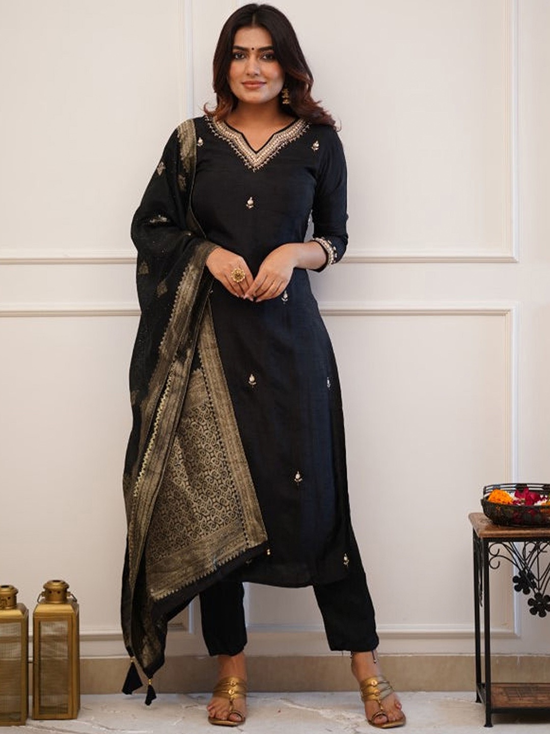 Ekta Textiles Women Ethnic Motifs Embroidered Regular Thread Work Chanderi Silk Kurta with Pyjamas & With, Black
Ekta Textiles Women Ethnic Motifs Embroidered Regular Thread Work Chanderi Silk Kurta with Pyjamas & With, Black
