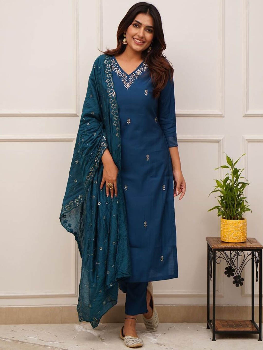 ASCIIBLUES Women Ethnic Motifs Embroidered Regular Sequinned Kurta with Trousers & With Dupatta, Navy blue
ASCIIBLUES Women Ethnic Motifs Embroidered Regular Sequinned Kurta with Trousers & With Dupatta, Navy blue