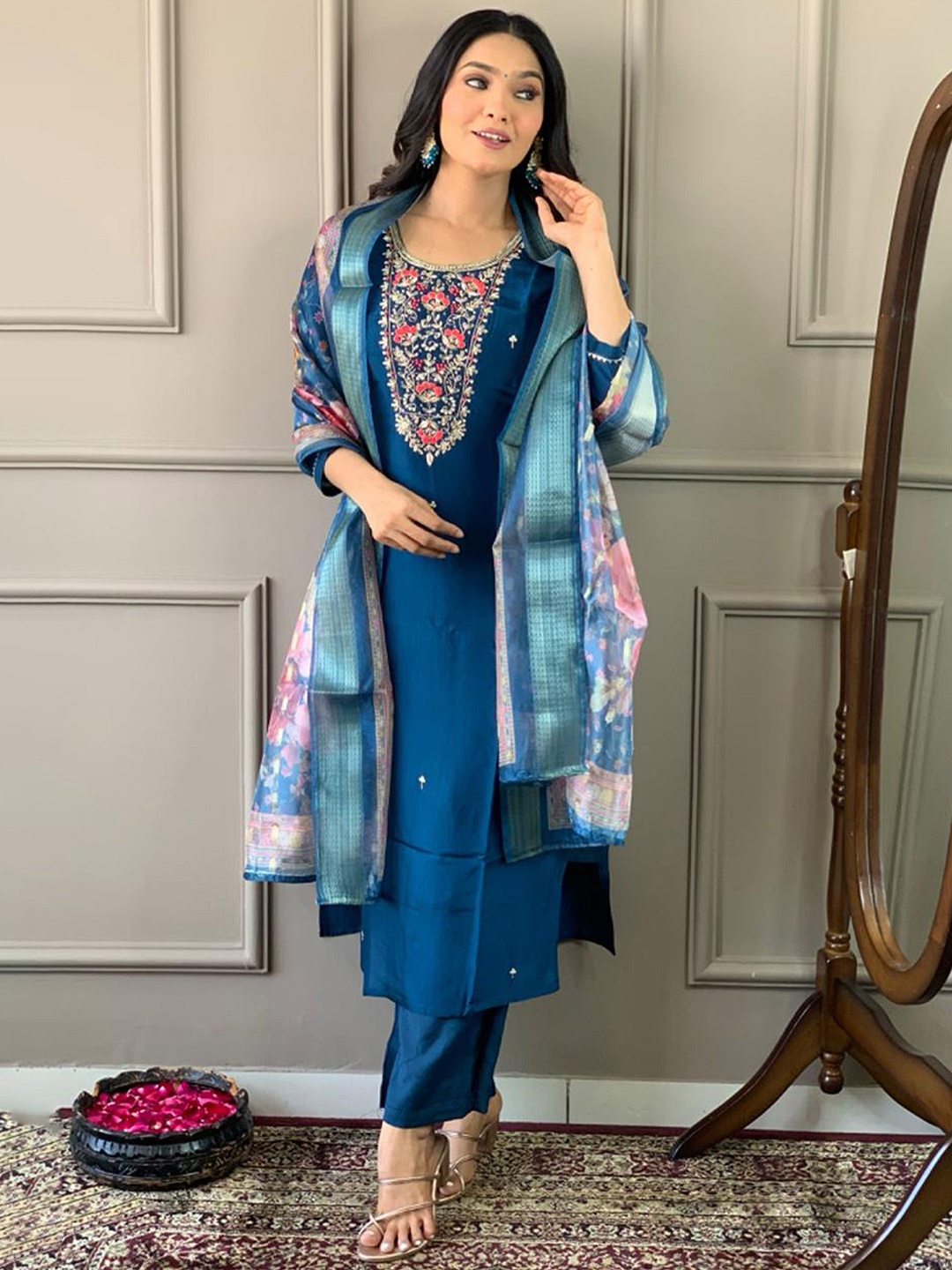 Divyadham Textiles Women Paisley Embroidered Regular Thread Work Chanderi Silk Kurta with Pyjamas & With, Teal
Divyadham Textiles Women Paisley Embroidered Regular Thread Work Chanderi Silk Kurta with Pyjamas & With, Teal