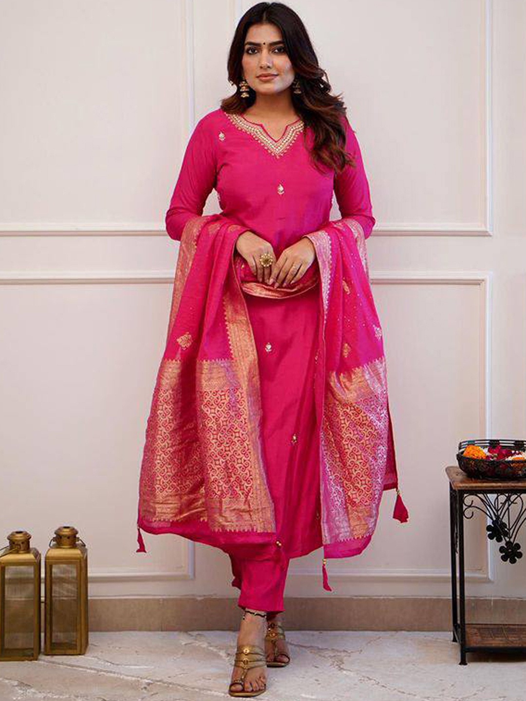 Ekta Textiles Women Ethnic Motifs Embroidered Regular Thread Work Chanderi Silk Kurta with Pyjamas & With, Coral
Ekta Textiles Women Ethnic Motifs Embroidered Regular Thread Work Chanderi Silk Kurta with Pyjamas & With, Coral