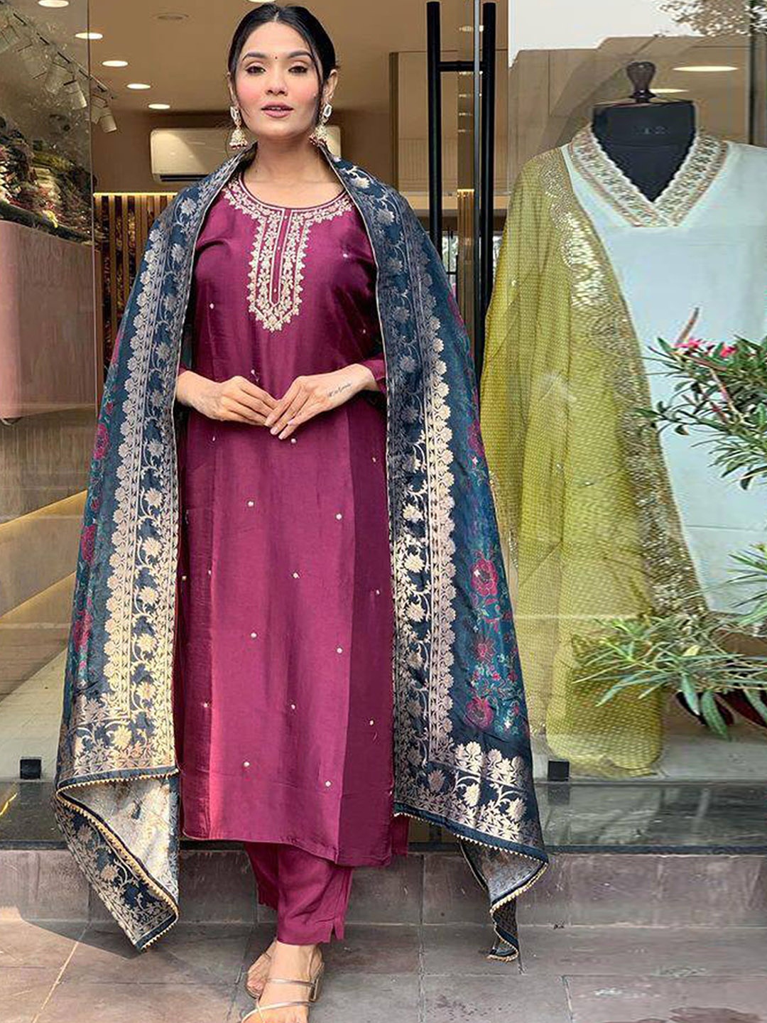 Divyadham Textiles Women Paisley Embroidered Regular Thread Work Kurta with Pyjamas & With Dupatta, Purple
Divyadham Textiles Women Paisley Embroidered Regular Thread Work Kurta with Pyjamas & With Dupatta, Purple