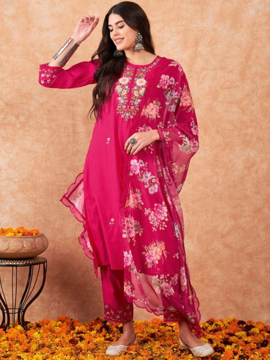REALLTREND Women Floral Embroidered Regular Thread Work Kurta with Trousers & With Dupatta, Pink
REALLTREND Women Floral Embroidered Regular Thread Work Kurta with Trousers & With Dupatta, Pink