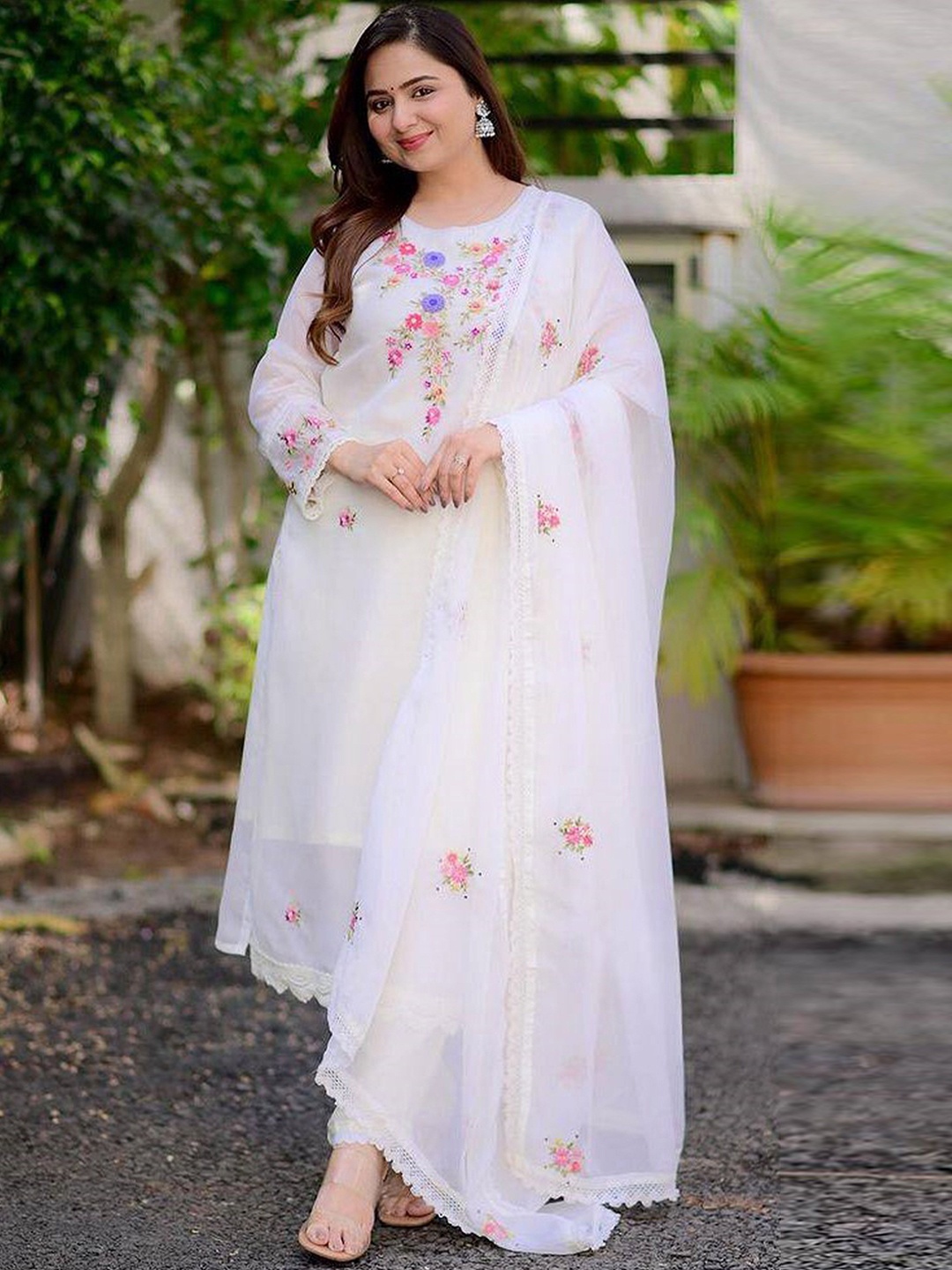 Ekta Textiles Women Ethnic Motifs Embroidered Regular Thread Work Kurta with Pyjamas & With Dupatta, White
Ekta Textiles Women Ethnic Motifs Embroidered Regular Thread Work Kurta with Pyjamas & With Dupatta, White