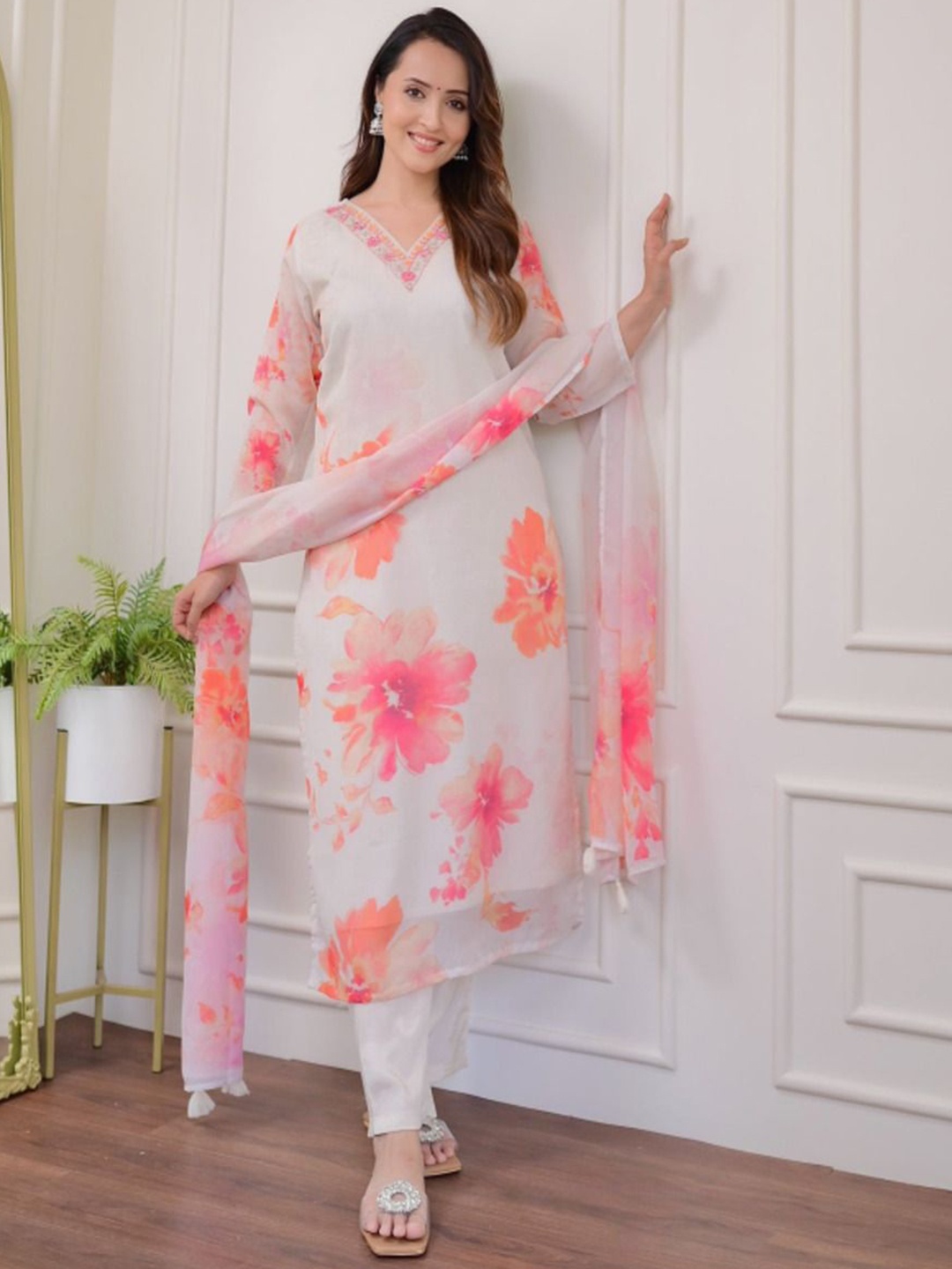 REALLTREND Women Floral Printed Regular Thread Work Kurta with Trousers & With Dupatta, Off white
REALLTREND Women Floral Printed Regular Thread Work Kurta with Trousers & With Dupatta, Off white