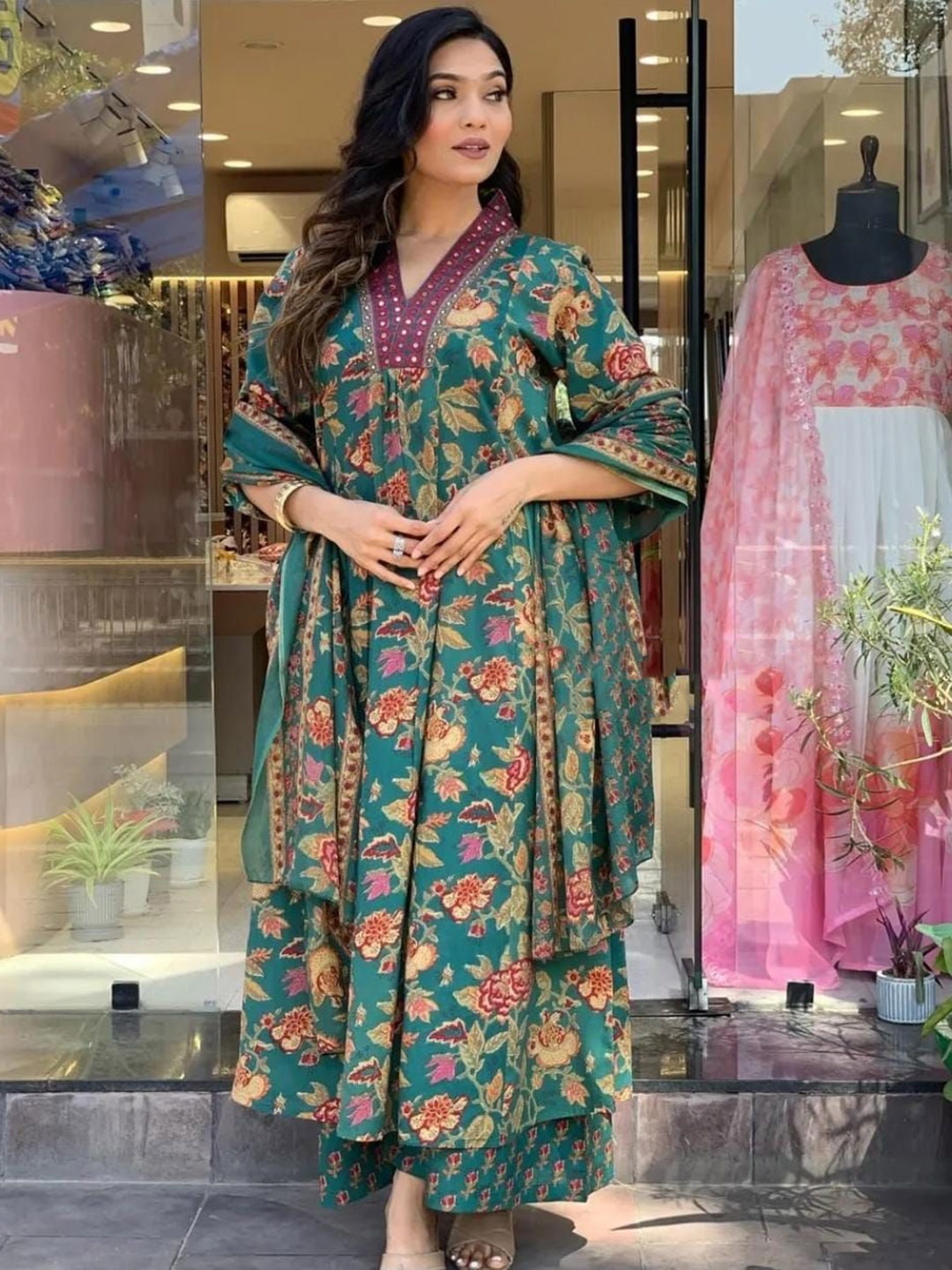 ARANGETRAM Women Floral Printed Regular Mirror Work Kurta with Palazzos & With Dupatta, Green
ARANGETRAM Women Floral Printed Regular Mirror Work Kurta with Palazzos & With Dupatta, Green