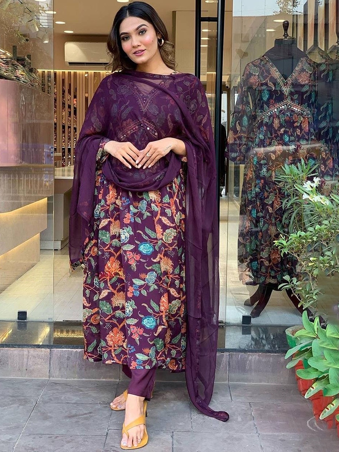 Ekta Textiles Women Paisley Embroidered Regular Thread Work Kurta with Pyjamas & With Dupatta, Purple
Ekta Textiles Women Paisley Embroidered Regular Thread Work Kurta with Pyjamas & With Dupatta, Purple
