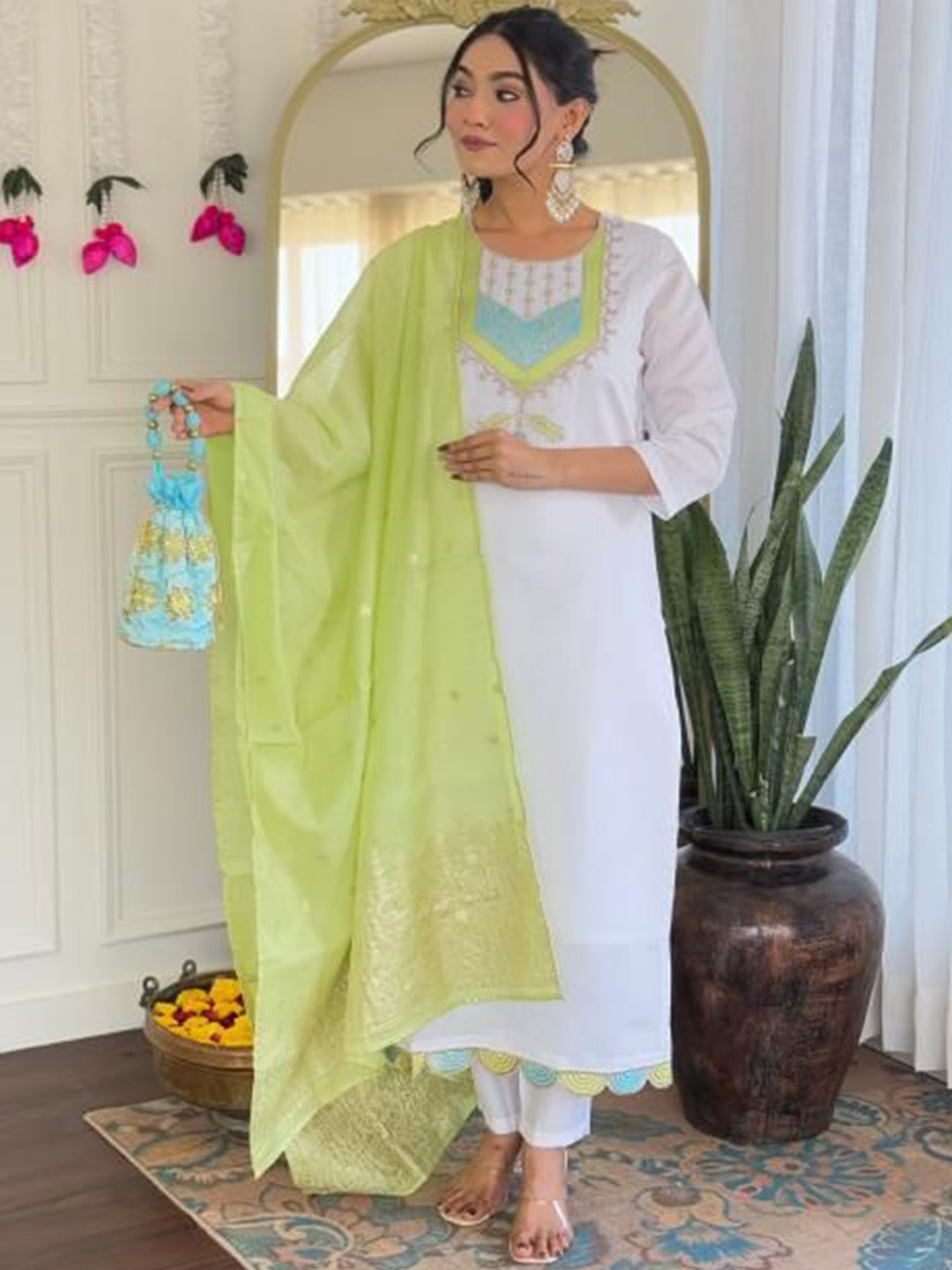 THE52 Women Floral Embroidered Regular Sequinned Chanderi Cotton Kurta with Trousers & With Dupatta, White
THE52 Women Floral Embroidered Regular Sequinned Chanderi Cotton Kurta with Trousers & With Dupatta, White