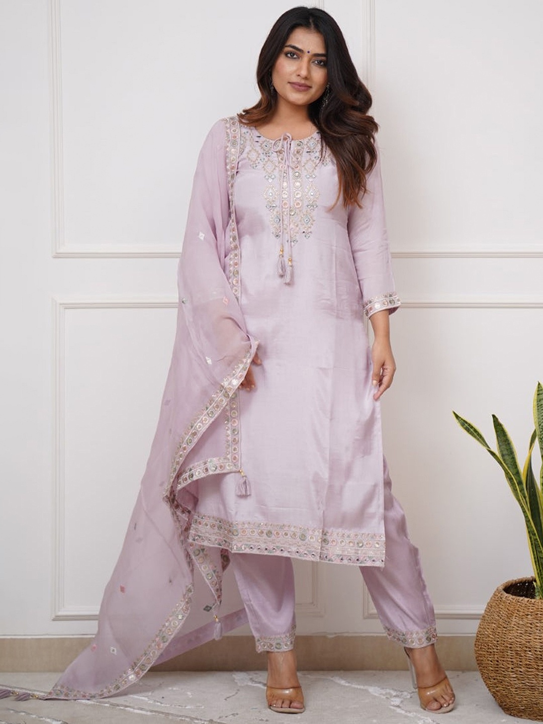 Divyadham Textiles Women Ethnic Motifs Embroidered Regular Thread Work Chanderi Silk Kurta with Pyjamas &, Pink
Divyadham Textiles Women Ethnic Motifs Embroidered Regular Thread Work Chanderi Silk Kurta with Pyjamas &, Pink