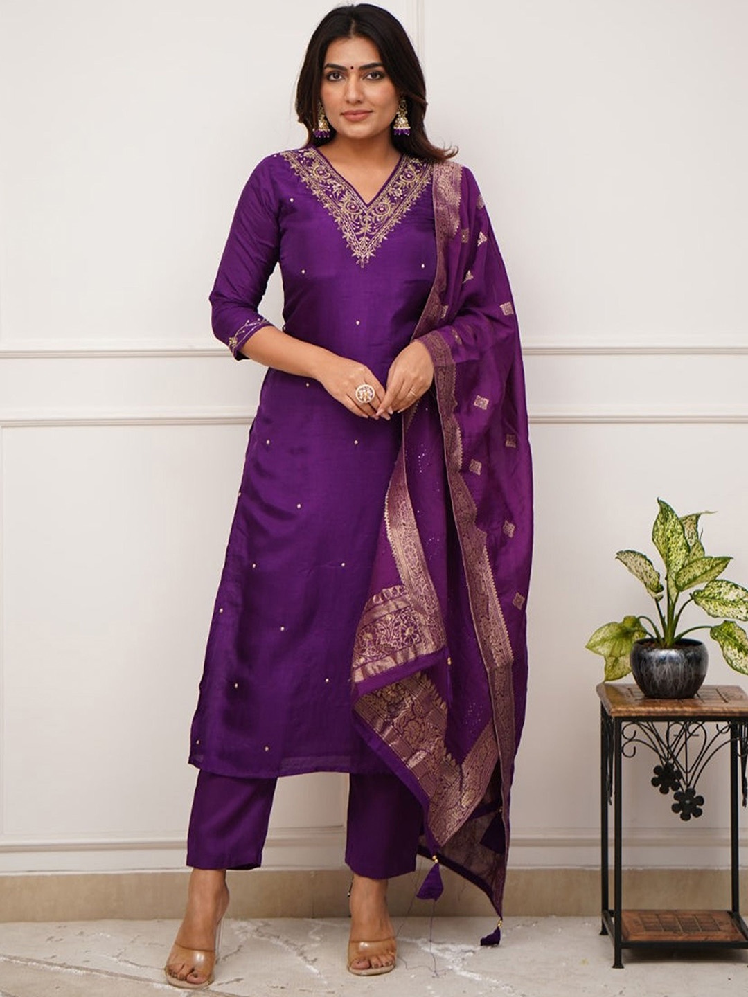 Divyadham Textiles Women Paisley Embroidered Regular Thread Work Chanderi Silk Kurta with Pyjamas & With, Purple
Divyadham Textiles Women Paisley Embroidered Regular Thread Work Chanderi Silk Kurta with Pyjamas & With, Purple
