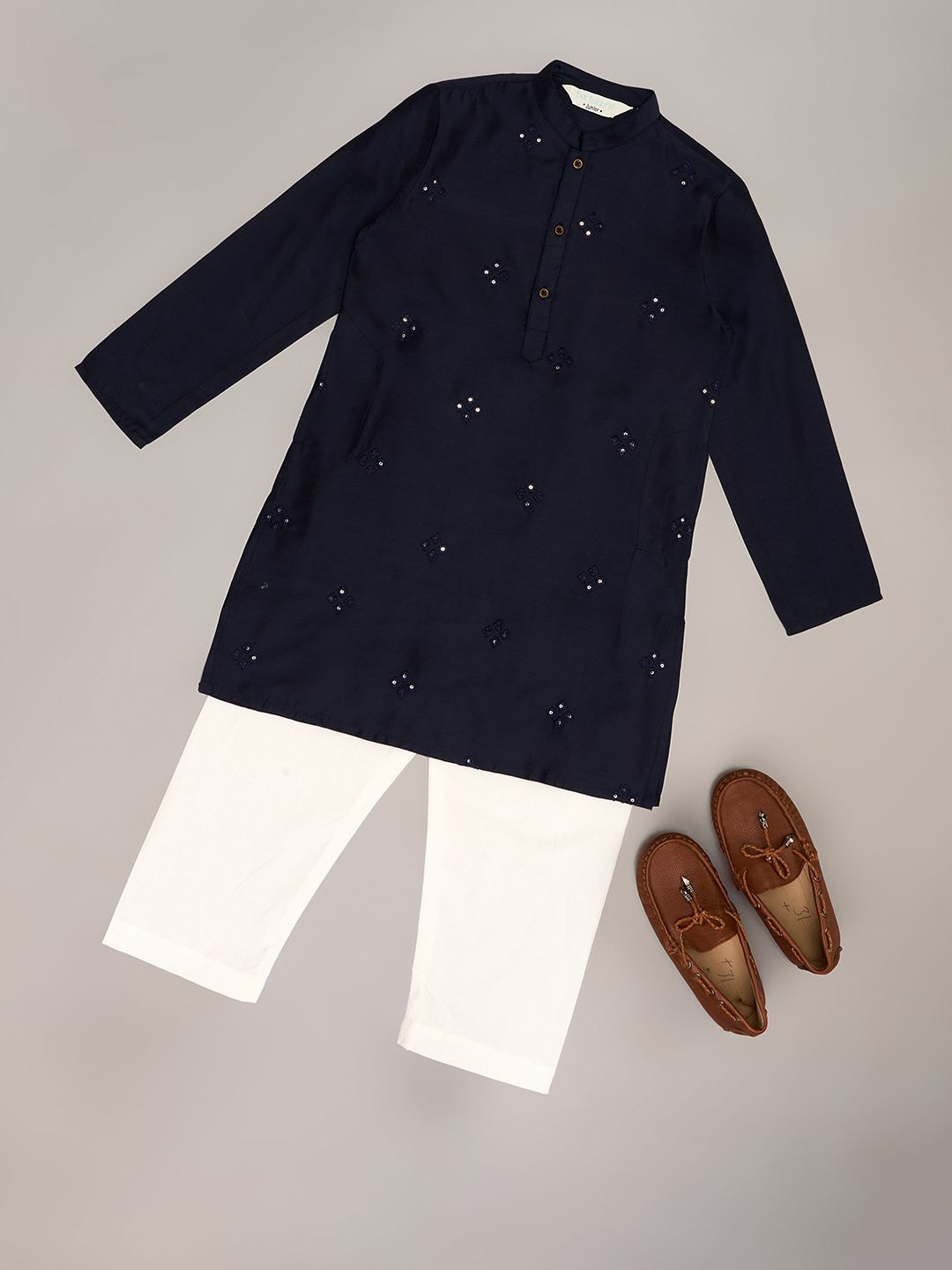 indus route by Pantaloons Boys Embroidered Regular Mirror Work Kurta with Pyjamas, Teal
indus route by Pantaloons Boys Embroidered Regular Mirror Work Kurta with Pyjamas, Teal