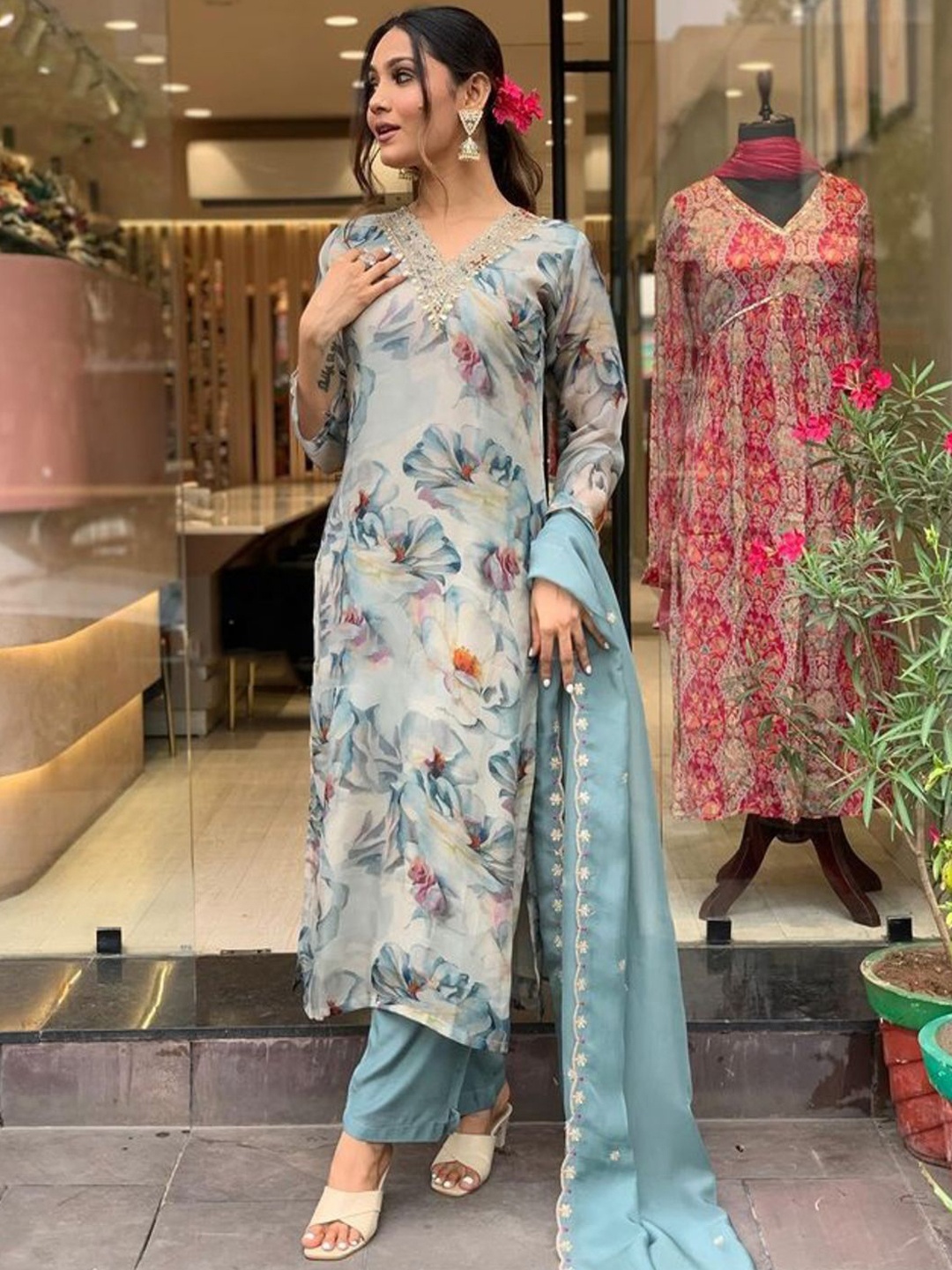 REALLTREND Women Floral Printed Regular Kurta with Trousers & With Dupatta, Turquoise blue
REALLTREND Women Floral Printed Regular Kurta with Trousers & With Dupatta, Turquoise blue