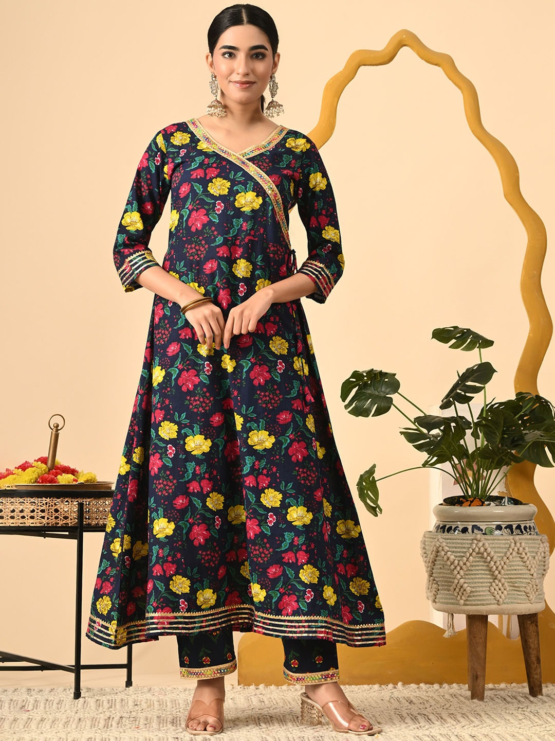 GLOWWORLD Women Floral Printed Regular Sequinned Kurta with Trousers & With Dupatta, Navy blue
GLOWWORLD Women Floral Printed Regular Sequinned Kurta with Trousers & With Dupatta, Navy blue