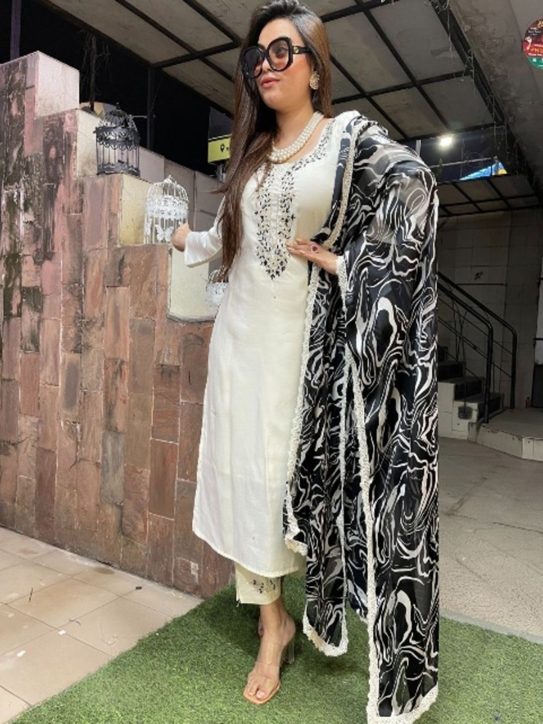 ASCIIBLUES Women Ethnic Motifs Embroidered Regular Thread Work Kurta with Trousers & With Dupatta, Off white
ASCIIBLUES Women Ethnic Motifs Embroidered Regular Thread Work Kurta with Trousers & With Dupatta, Off white