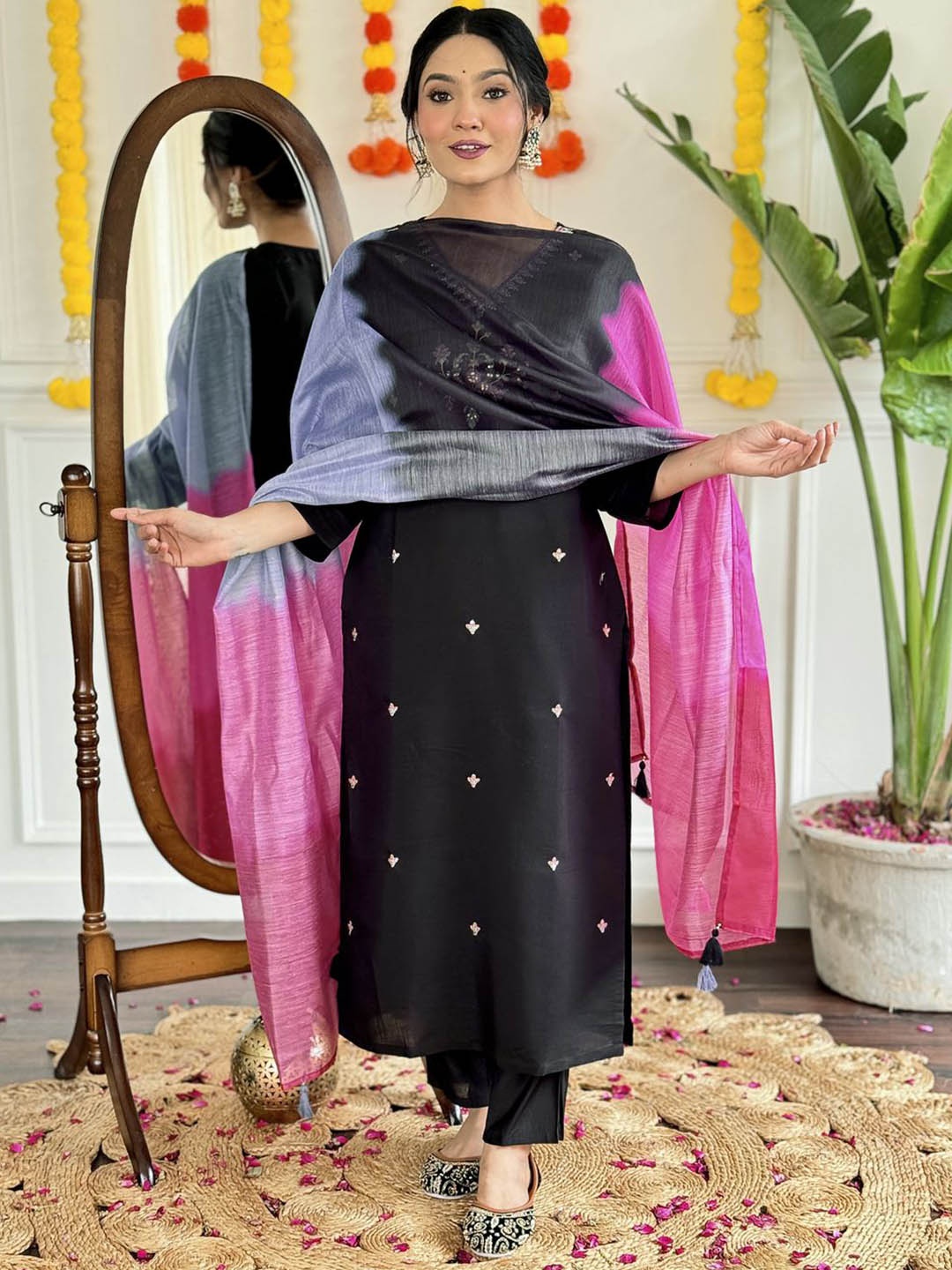 REALLTREND Women Ethnic Motifs Embroidered Regular Thread Work Kurta with Trousers & With Dupatta, Black
REALLTREND Women Ethnic Motifs Embroidered Regular Thread Work Kurta with Trousers & With Dupatta, Black