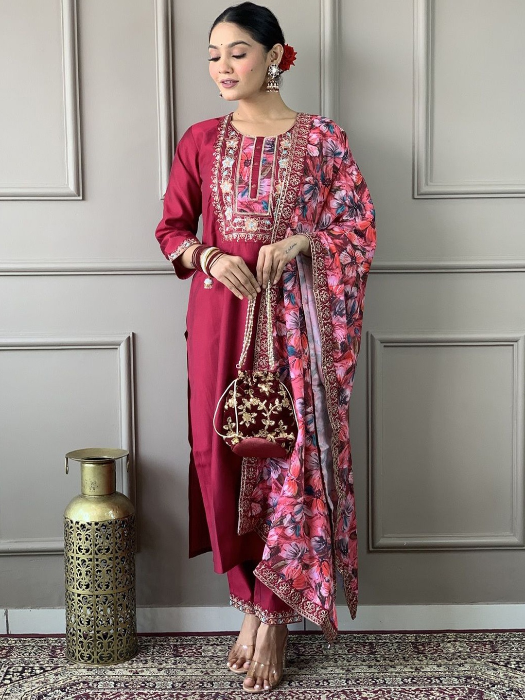 REALLTREND Women Floral Embroidered Regular Thread Work Kurta with Trousers & With Dupatta, Maroon
REALLTREND Women Floral Embroidered Regular Thread Work Kurta with Trousers & With Dupatta, Maroon