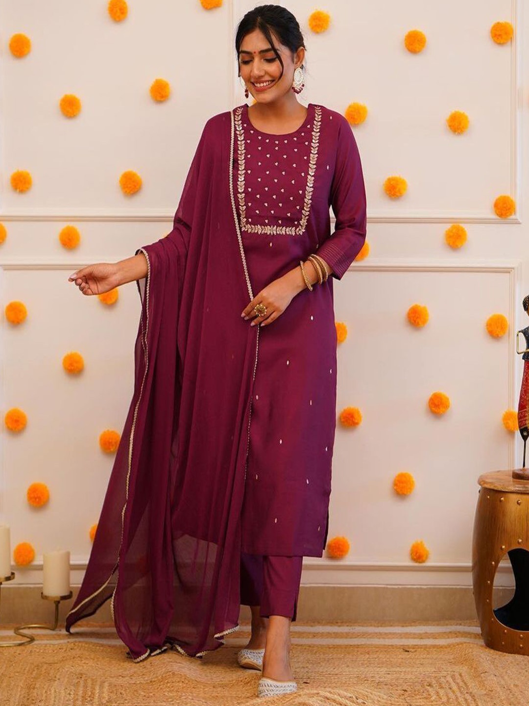 REALLTREND Women Floral Embroidered Regular Thread Work Kurta with Trousers & With Dupatta, Burgundy
REALLTREND Women Floral Embroidered Regular Thread Work Kurta with Trousers & With Dupatta, Burgundy