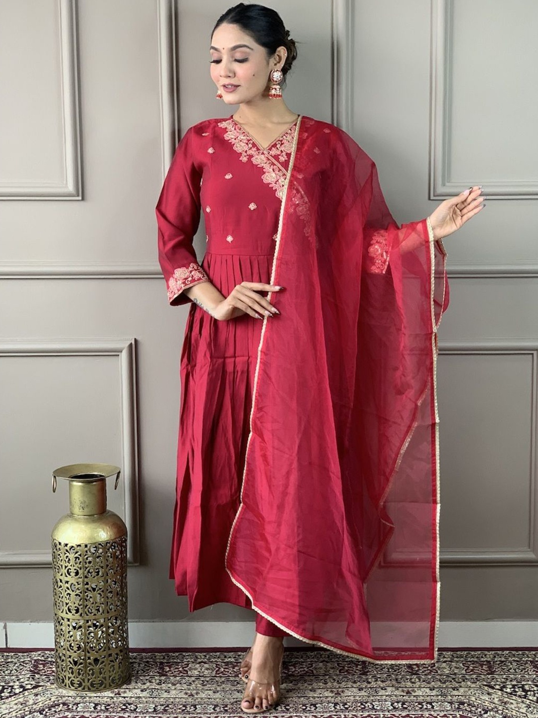 ASCIIBLUES Women Floral Embroidered Regular Thread Work Kurta with Trousers & With Dupatta, Red
ASCIIBLUES Women Floral Embroidered Regular Thread Work Kurta with Trousers & With Dupatta, Red