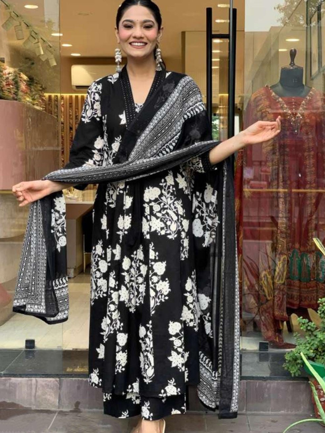 ARANGETRAM Women Floral Printed Regular Sequinned Kurta with Trousers & With Dupatta, Black
ARANGETRAM Women Floral Printed Regular Sequinned Kurta with Trousers & With Dupatta, Black