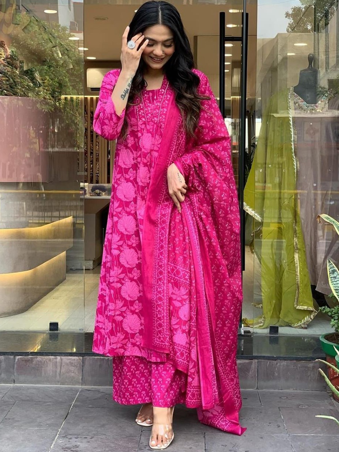 ANVERI TEXTILE Women Floral Printed Regular Pure Cotton Kurta with Palazzos & With Dupatta, Pink
ANVERI TEXTILE Women Floral Printed Regular Pure Cotton Kurta with Palazzos & With Dupatta, Pink