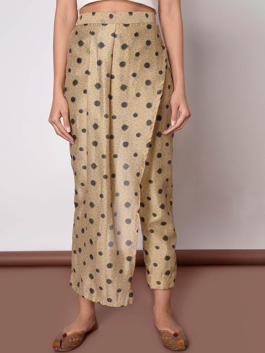 KHUSHBOO AND PANKAJ Women Printed Relaxed Straight Leg Straight Fit Pleated Trousers, Beige
KHUSHBOO AND PANKAJ Women Printed Relaxed Straight Leg Straight Fit Pleated Trousers, Beige