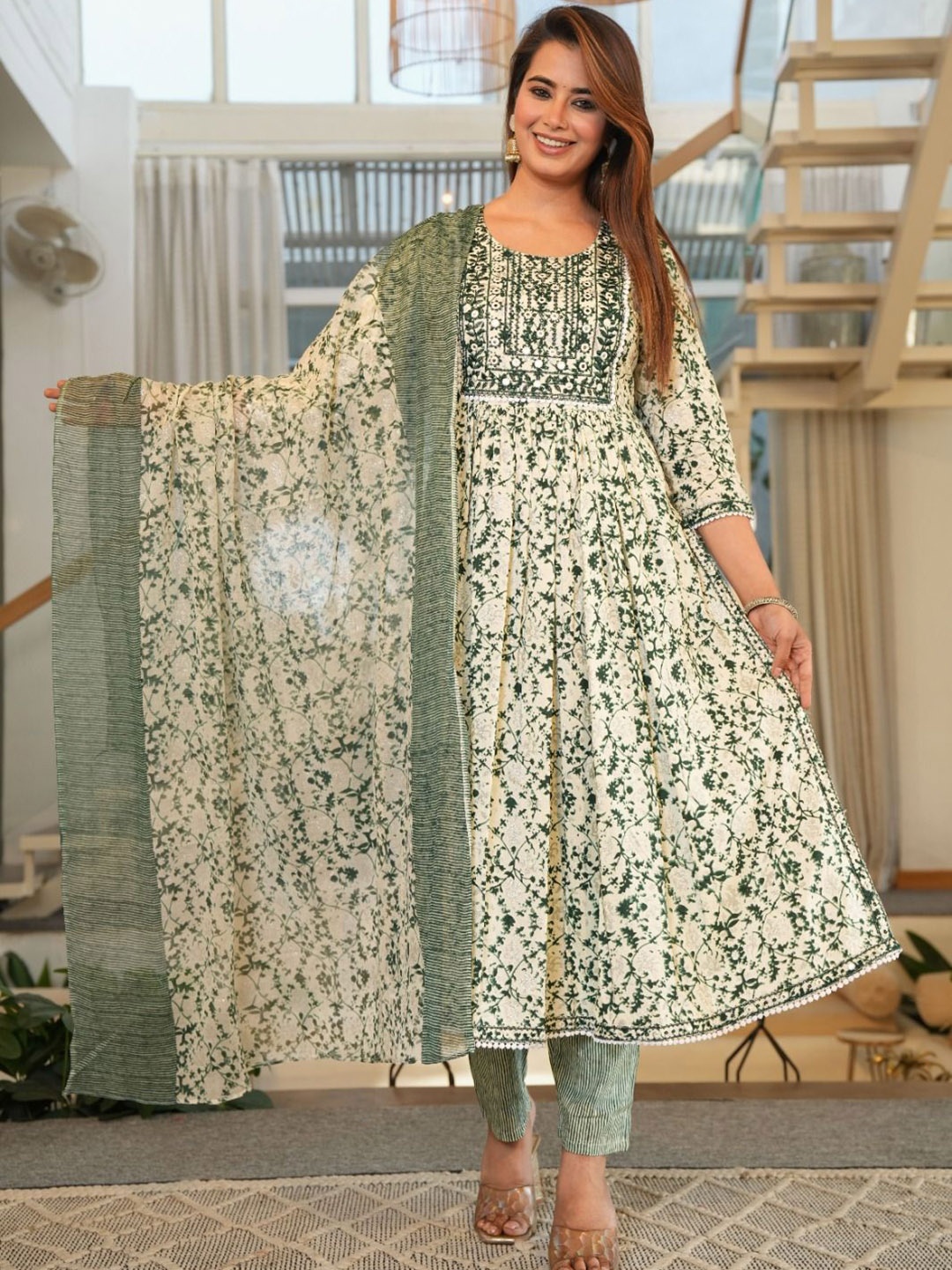 ARANGETRAM Women Floral Embroidered Pleated Sequinned Kurta with Trousers & With Dupatta, Green
ARANGETRAM Women Floral Embroidered Pleated Sequinned Kurta with Trousers & With Dupatta, Green