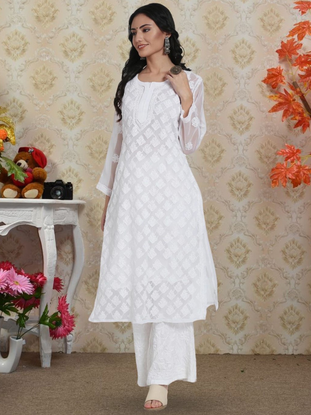 PARAMOUNT CHIKAN Women Ethnic Motifs Embroidered Chikankari Floral Georgette Kurta, White
PARAMOUNT CHIKAN Women Ethnic Motifs Embroidered Chikankari Floral Georgette Kurta, White