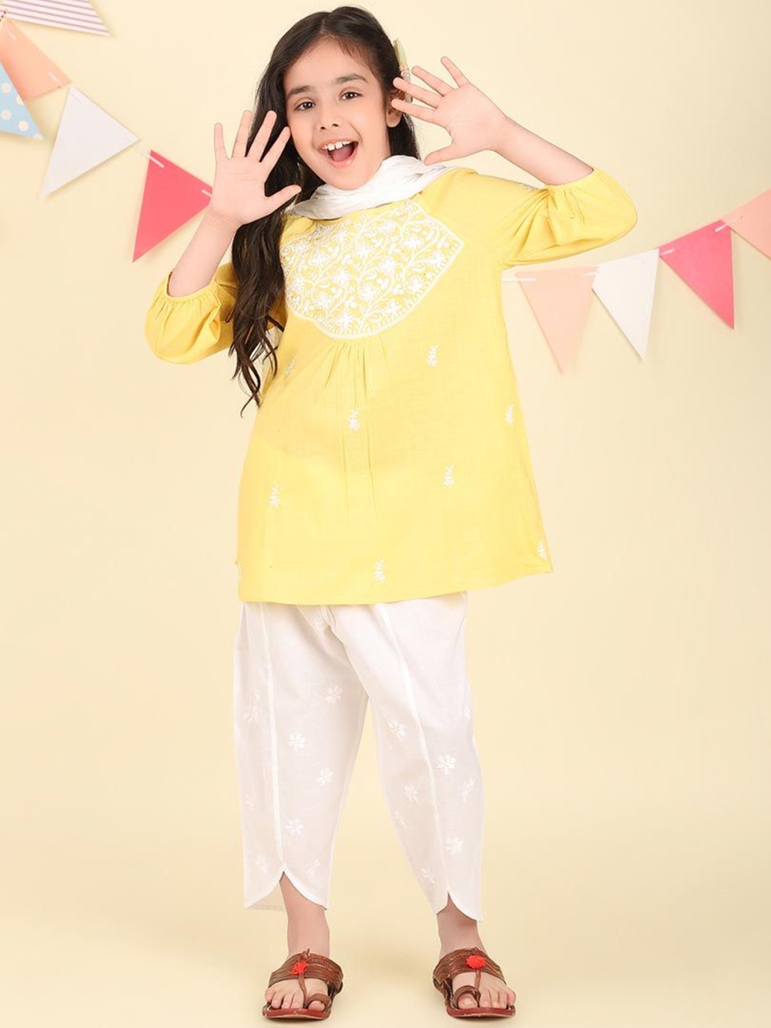 Fabindia Girls Embroidered Regular Thread Work Pure Cotton Kurta with Salwar & With Dupatta, Yellow
Fabindia Girls Embroidered Regular Thread Work Pure Cotton Kurta with Salwar & With Dupatta, Yellow