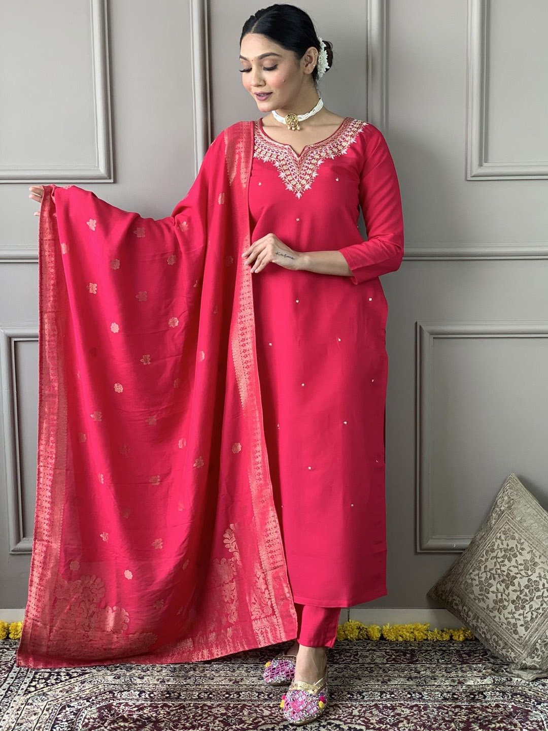 REALLTREND Women Ethnic Motifs Embroidered Regular Sequinned Kurta with Trousers & With Dupatta, Red
REALLTREND Women Ethnic Motifs Embroidered Regular Sequinned Kurta with Trousers & With Dupatta, Red