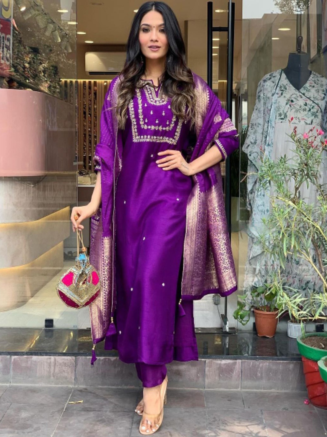 DIVASTRI Women Floral Embroidered Beads and Stones Kurta with Trousers & With Dupatta, Purple
DIVASTRI Women Floral Embroidered Beads and Stones Kurta with Trousers & With Dupatta, Purple