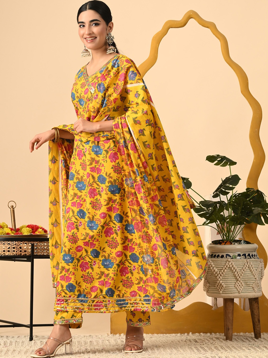 GLOWWORLD Women Floral Printed Regular Sequinned Kurta with Trousers & With Dupatta, Yellow
GLOWWORLD Women Floral Printed Regular Sequinned Kurta with Trousers & With Dupatta, Yellow