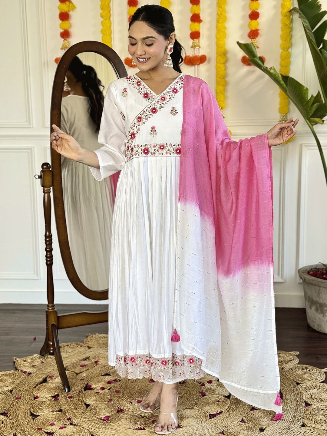 REALLTREND Women Embroidered Regular Sequinned Kurta with Trousers & With Dupatta, White
REALLTREND Women Embroidered Regular Sequinned Kurta with Trousers & With Dupatta, White