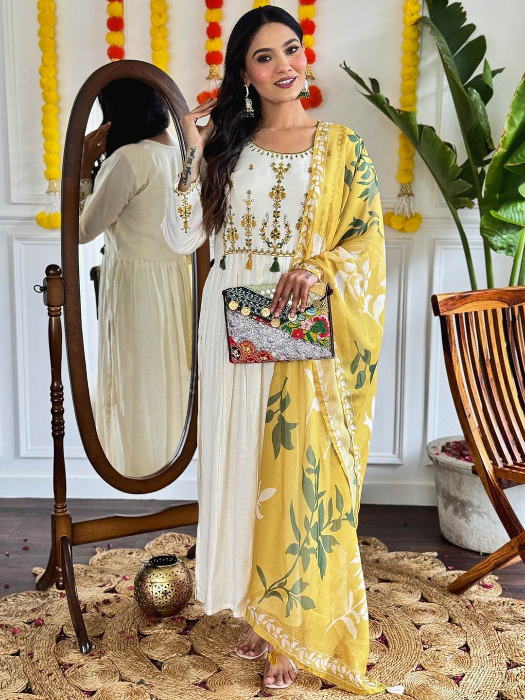 DIVASTRI Women Embroidered Regular Thread Work Linen Kurta with Trousers & With Dupatta, Off white
DIVASTRI Women Embroidered Regular Thread Work Linen Kurta with Trousers & With Dupatta, Off white