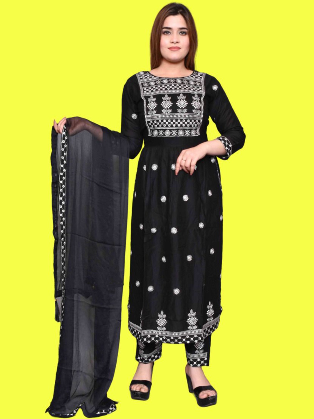 Moda Rapido Women Floral Embroidered Regular Thread Work Kurta with Trousers & With Dupatta, Black
Moda Rapido Women Floral Embroidered Regular Thread Work Kurta with Trousers & With Dupatta, Black