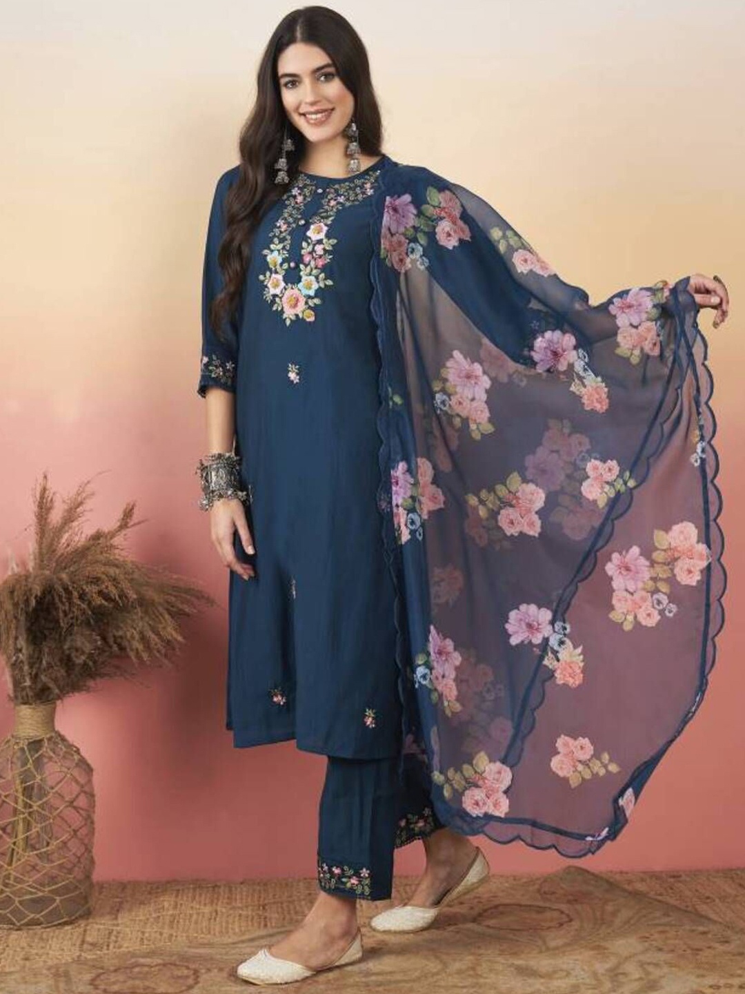 DIVASTRI Women Floral Embroidered Regular Thread Work Kurta with Trousers & With Dupatta, Navy blue
DIVASTRI Women Floral Embroidered Regular Thread Work Kurta with Trousers & With Dupatta, Navy blue