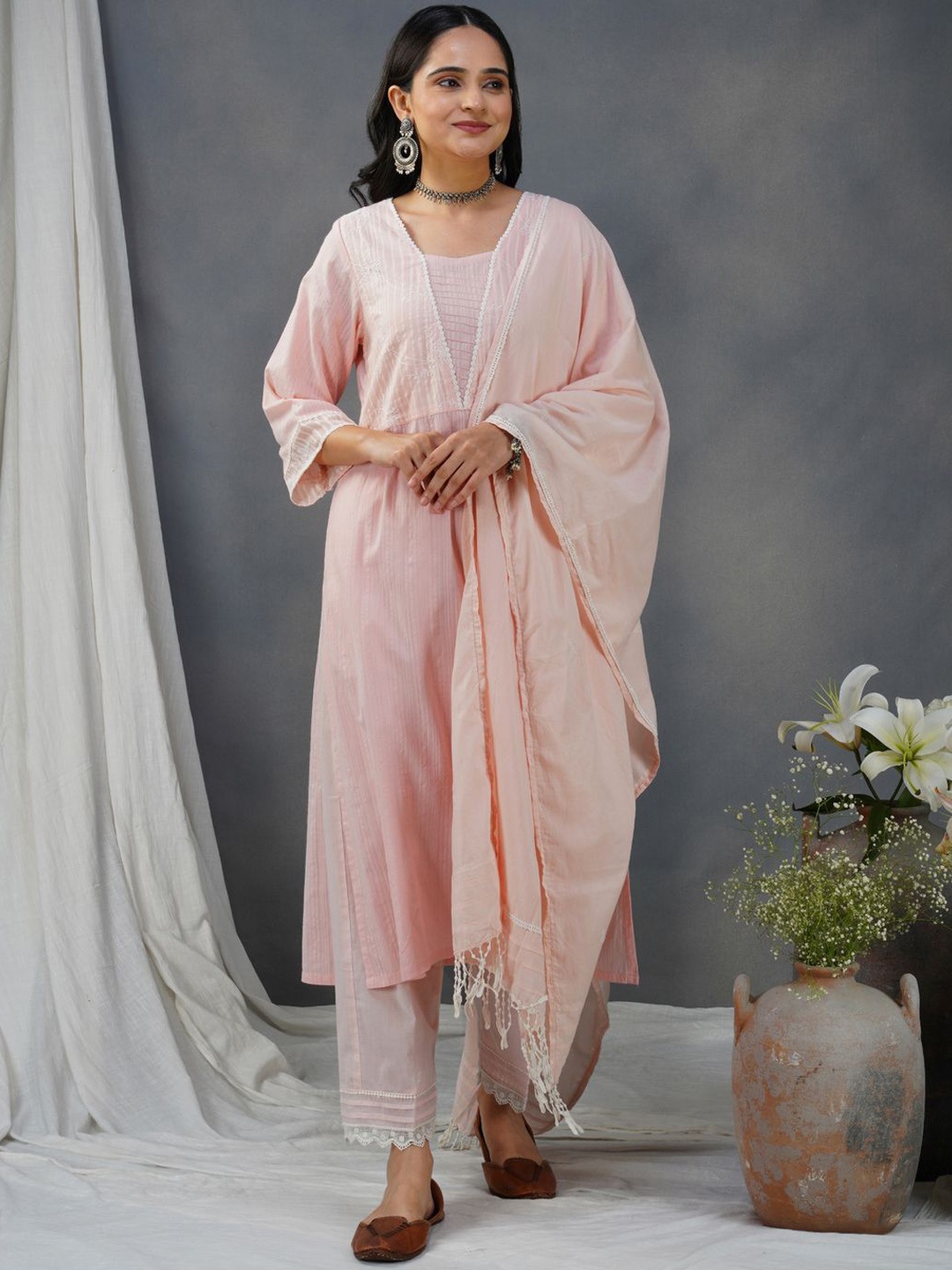 zuri Women Embroidered Regular Thread Work Pure Cotton Kurta with Trousers & With Dupatta, Pink
zuri Women Embroidered Regular Thread Work Pure Cotton Kurta with Trousers & With Dupatta, Pink