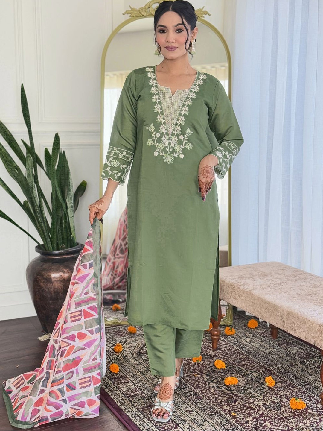 REALLTREND Women Ethnic Motifs Embroidered Regular Thread Work Kurta with Trousers & With Dupatta, Green
REALLTREND Women Ethnic Motifs Embroidered Regular Thread Work Kurta with Trousers & With Dupatta, Green