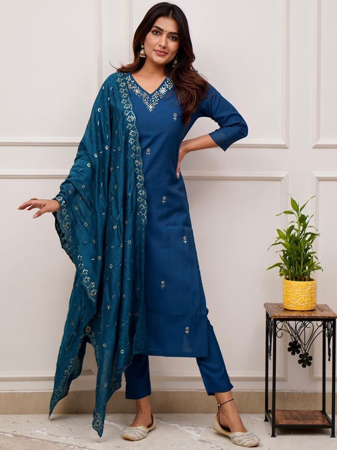 REALLTREND Women Floral Embroidered Regular Thread Work Kurta with Trousers & With Dupatta, Navy blue
REALLTREND Women Floral Embroidered Regular Thread Work Kurta with Trousers & With Dupatta, Navy blue