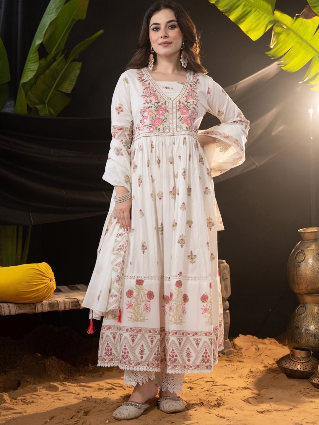 Sindh Fashion Women Floral Embroidered Regular Thread Work Kurta with Trousers & With Dupatta, White
Sindh Fashion Women Floral Embroidered Regular Thread Work Kurta with Trousers & With Dupatta, White