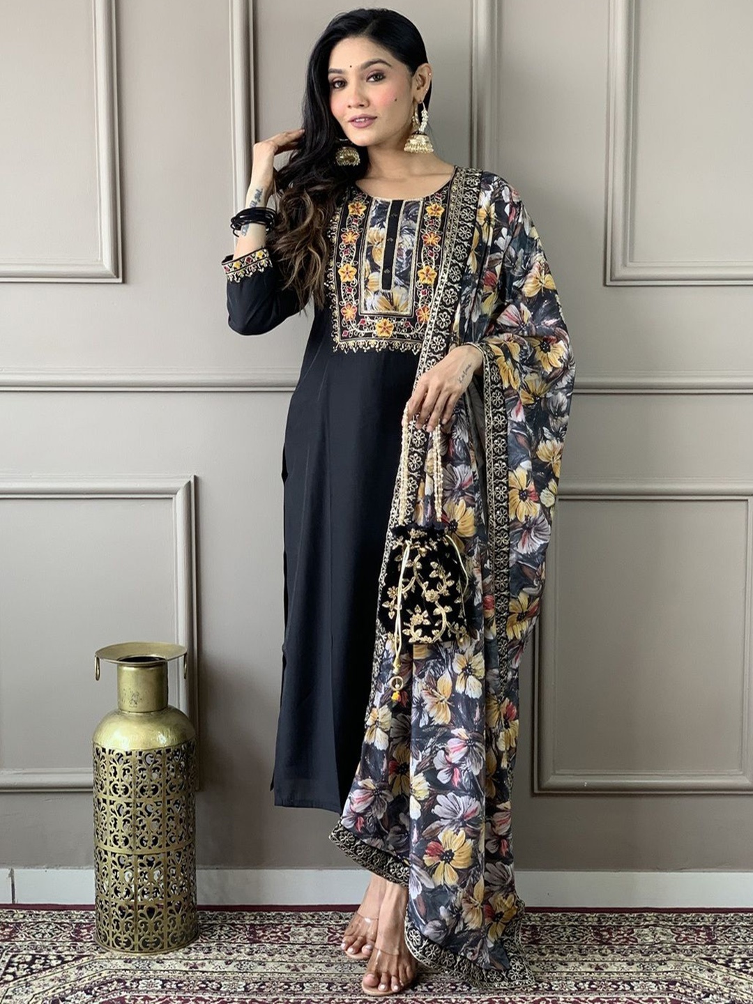 DIVASTRI Women Floral Embroidered Regular Thread Work Kurta with Trousers & With Dupatta, Black
DIVASTRI Women Floral Embroidered Regular Thread Work Kurta with Trousers & With Dupatta, Black