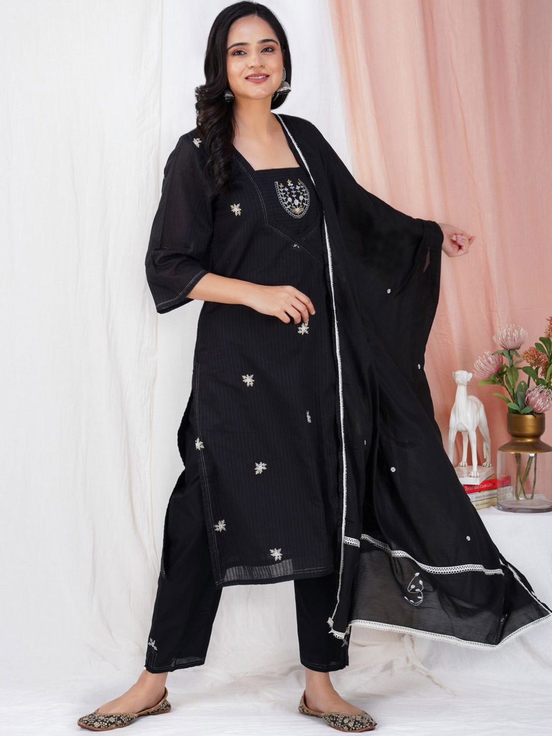zuri Women Floral Embroidered Regular Pure Cotton Kurta with Trousers & With Dupatta, Black
zuri Women Floral Embroidered Regular Pure Cotton Kurta with Trousers & With Dupatta, Black