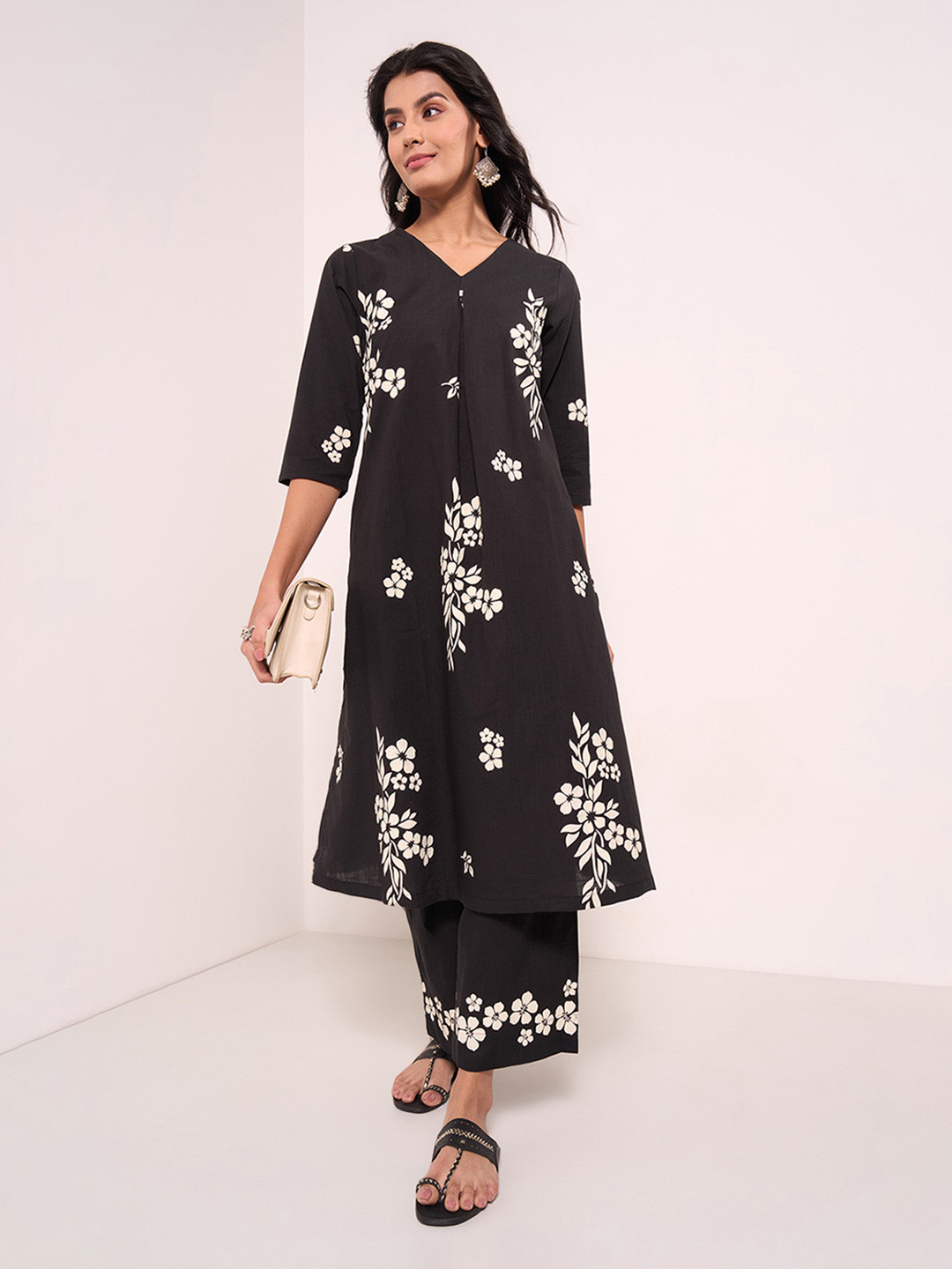 RANGMANCH BY PANTALOONS Women Floral Printed Regular Pure Cotton Kurta with Trousers, Black 
RANGMANCH BY PANTALOONS Women Floral Printed Regular Pure Cotton Kurta with Trousers, Black