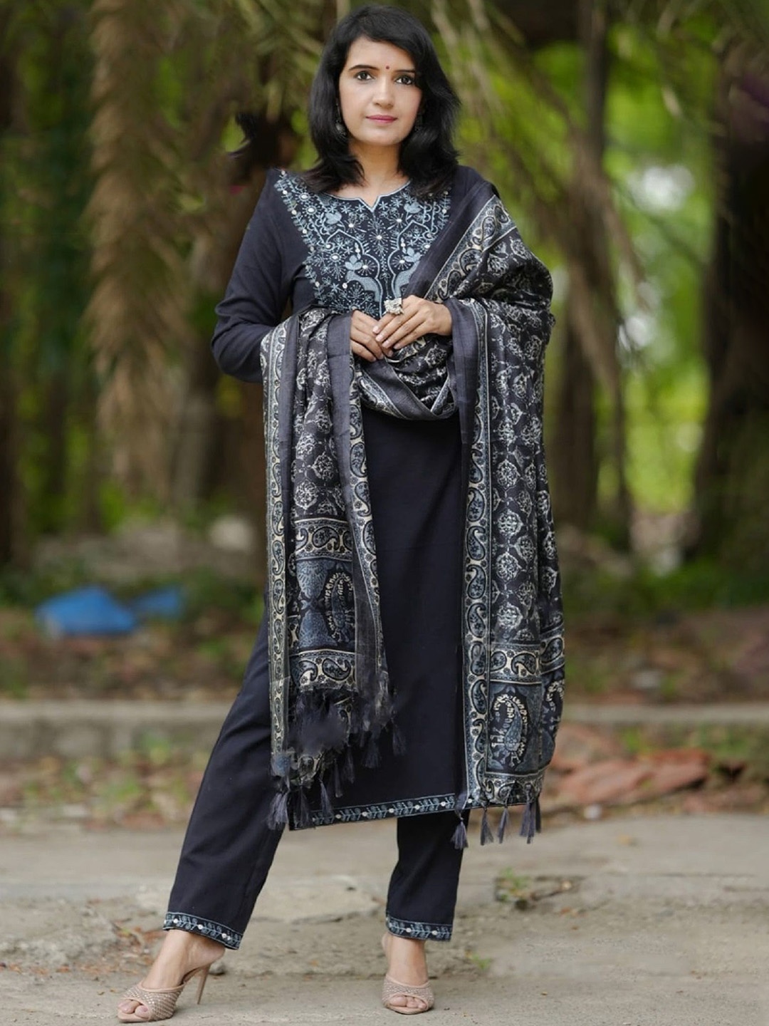 DIVASTRI Women Ethnic Motifs Yoke Design Regular Thread Work Kurta with Trousers & With Dupatta, Black
DIVASTRI Women Ethnic Motifs Yoke Design Regular Thread Work Kurta with Trousers & With Dupatta, Black