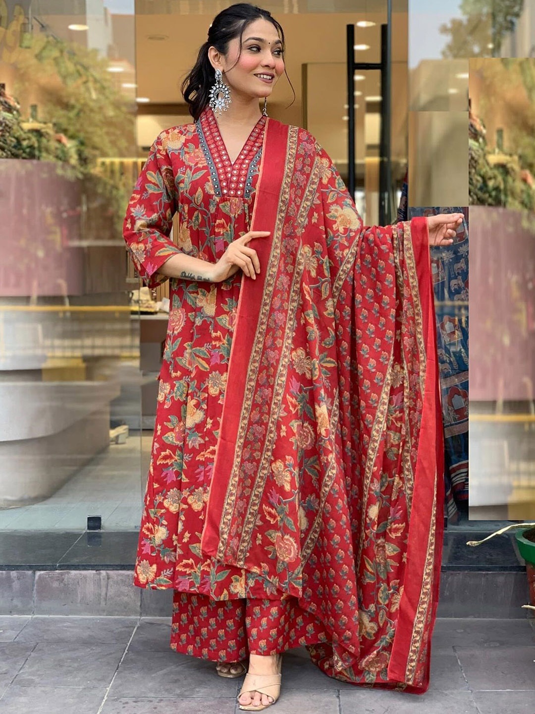 DIVASTRI Women Floral Printed Regular Mirror Work Kurta with Trousers & With Dupatta, Red
DIVASTRI Women Floral Printed Regular Mirror Work Kurta with Trousers & With Dupatta, Red