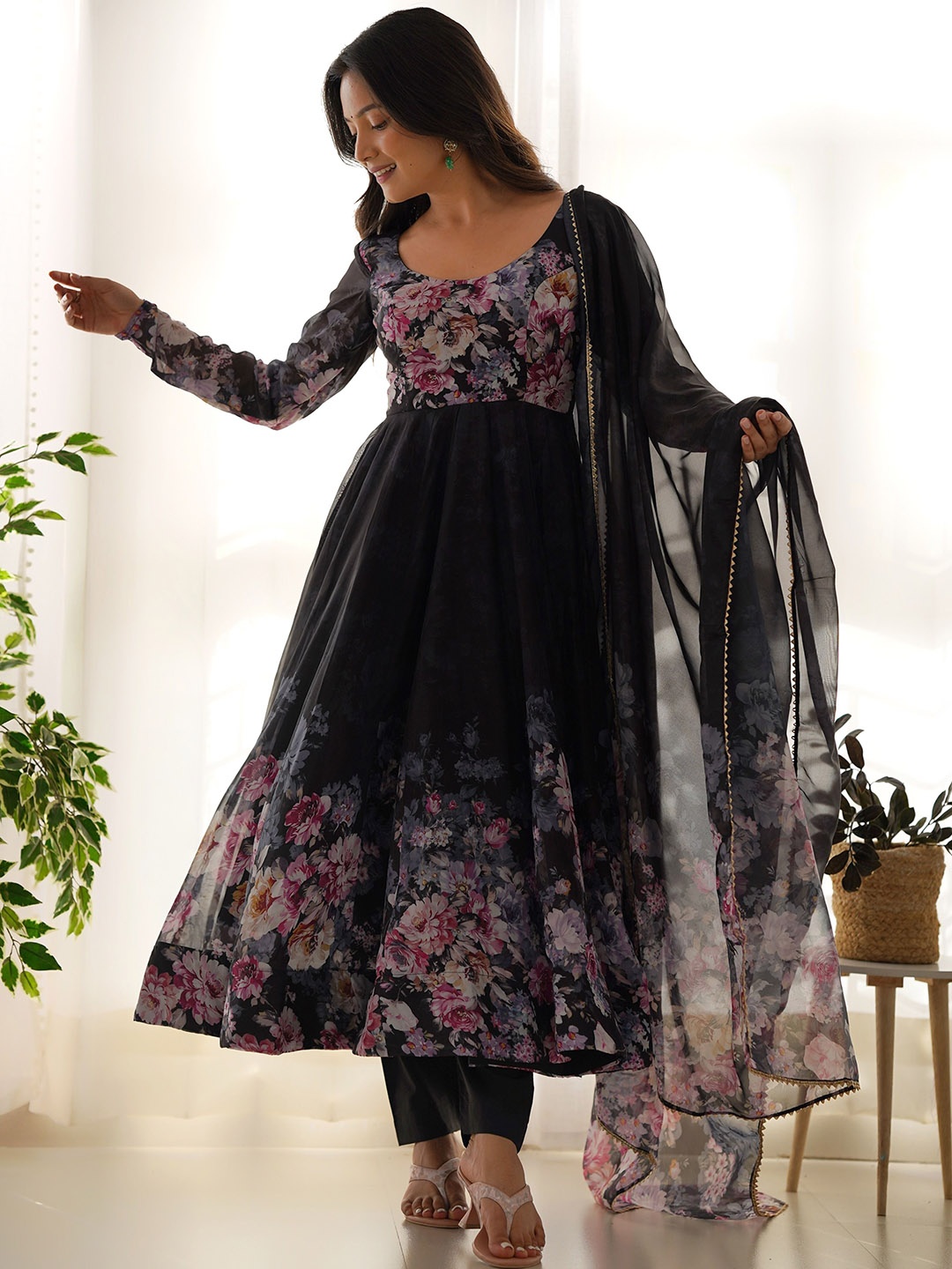 CULTISE QUEEN Women Floral Printed Regular Pure Silk Kurta with Trousers & With Dupatta, Black
CULTISE QUEEN Women Floral Printed Regular Pure Silk Kurta with Trousers & With Dupatta, Black