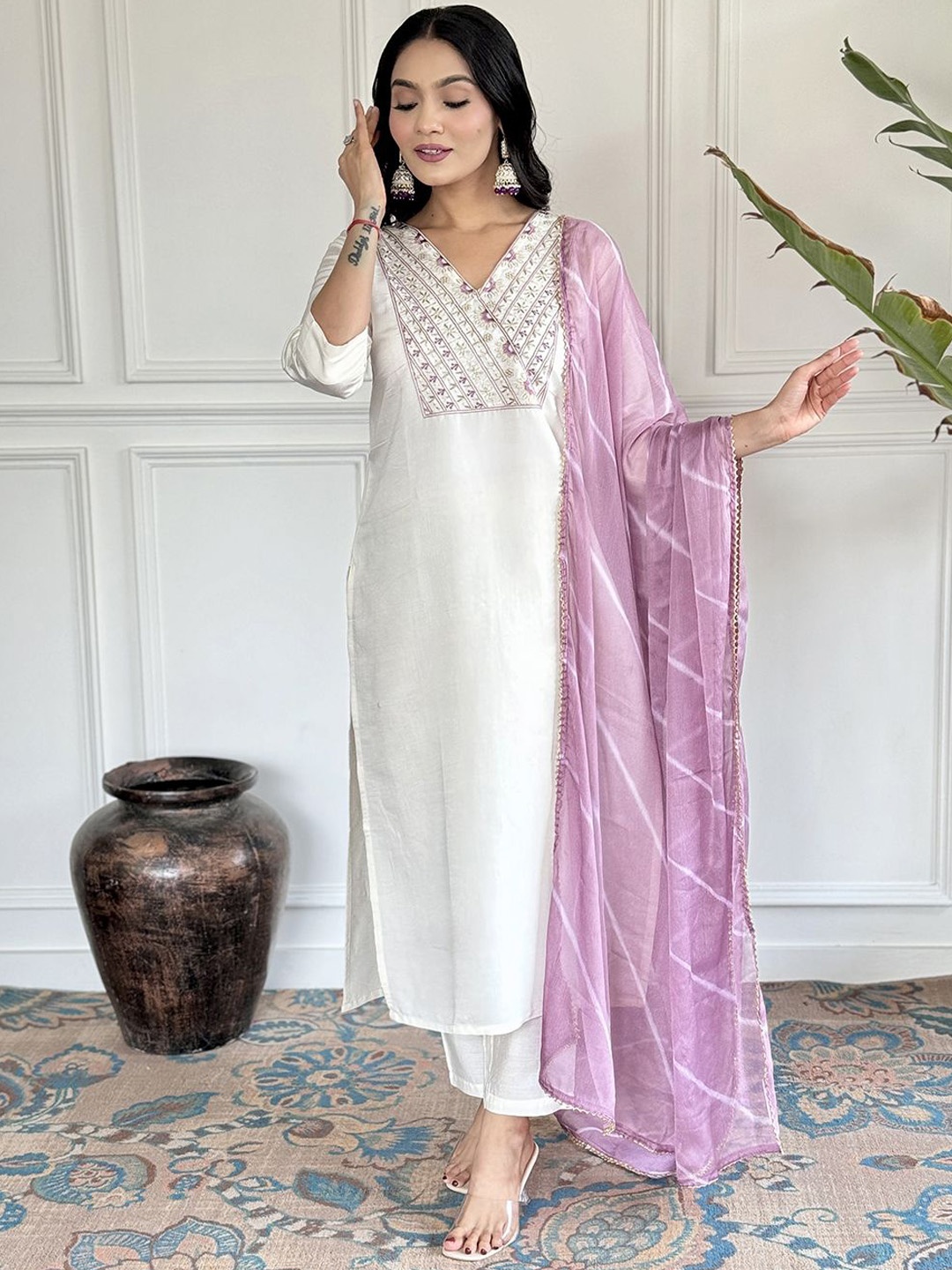 Fab Dadu Women Floral Embroidered Regular Chanderi Silk Kurta with Trousers & With Dupatta, White
Fab Dadu Women Floral Embroidered Regular Chanderi Silk Kurta with Trousers & With Dupatta, White