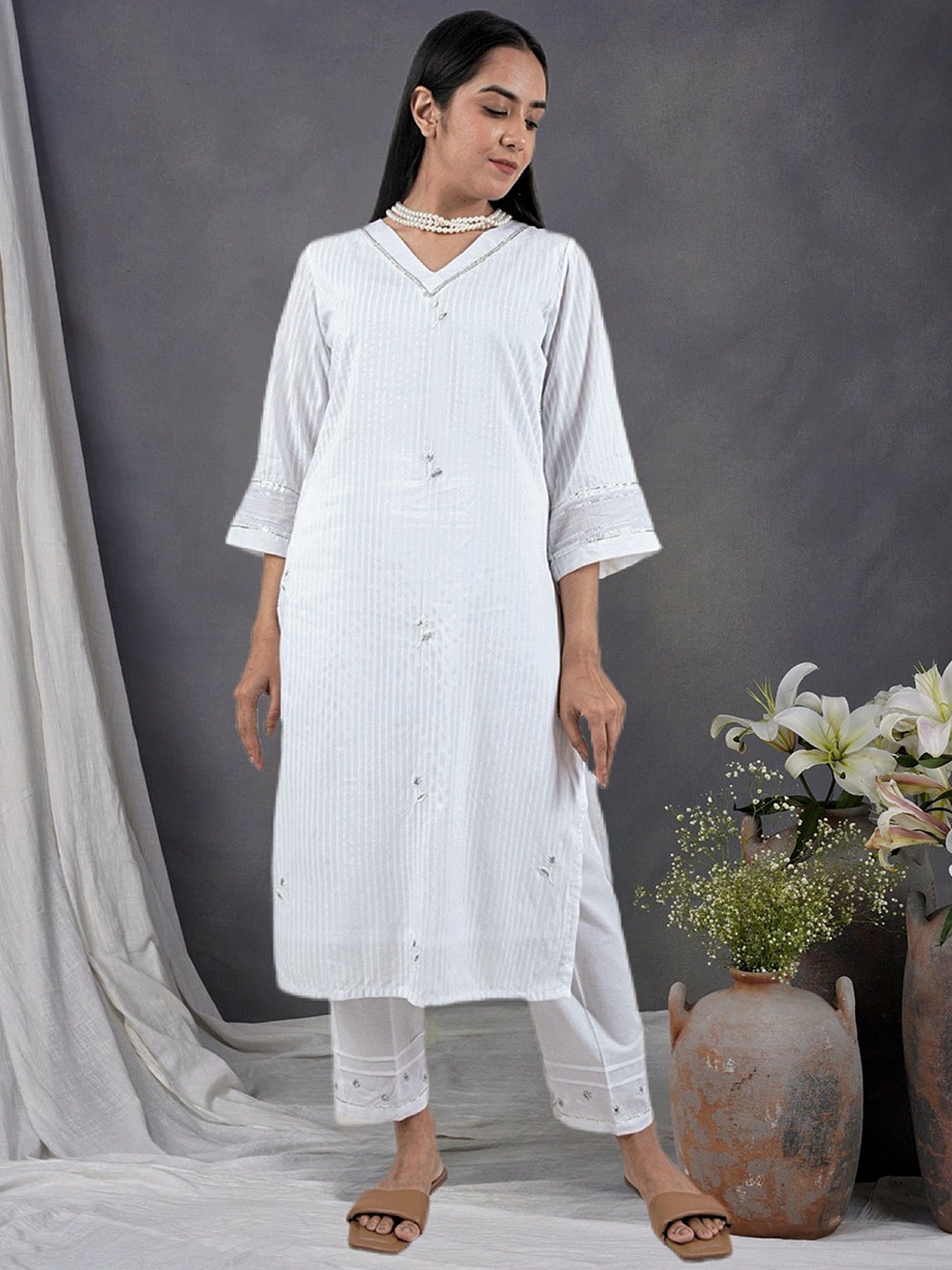 zuri Women Floral Embroidered Regular Thread Work Pure Cotton Kurta with Trousers, White
zuri Women Floral Embroidered Regular Thread Work Pure Cotton Kurta with Trousers, White