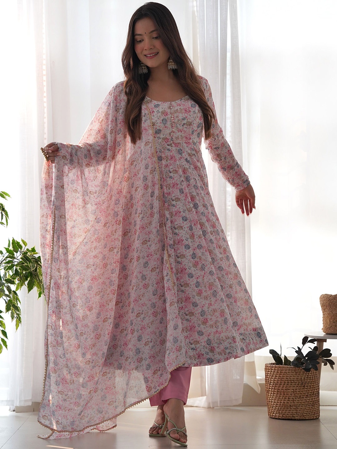 CULTISE QUEEN Women Floral Printed Regular Pure Silk Kurta with Trousers & With Dupatta, Pink
CULTISE QUEEN Women Floral Printed Regular Pure Silk Kurta with Trousers & With Dupatta, Pink
