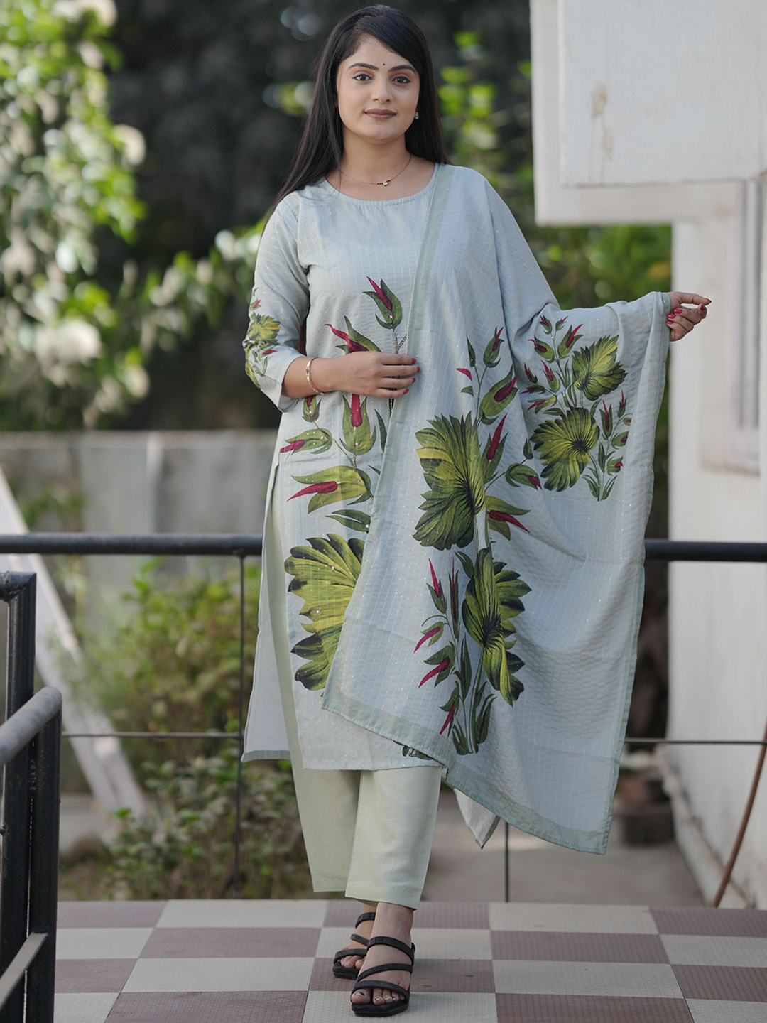 Choice 4 Women Women Floral Printed Regular Thread Work Kurta with Trousers & With Dupatta, Green
Choice 4 Women Women Floral Printed Regular Thread Work Kurta with Trousers & With Dupatta, Green