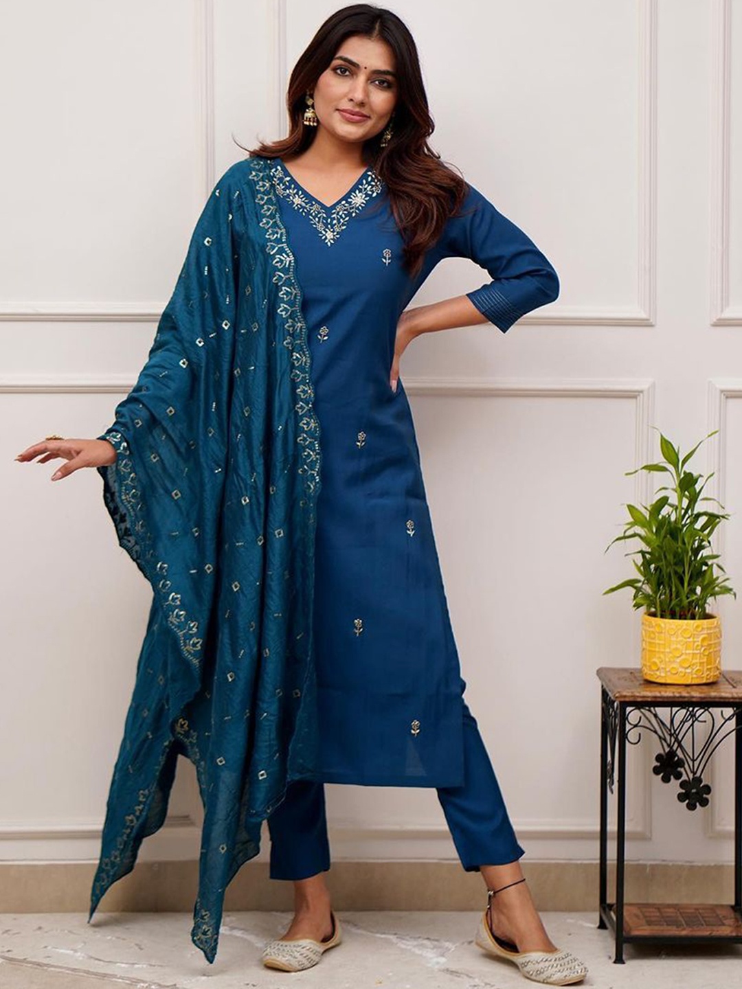 Fab Dadu Women Floral Embroidered Regular Thread Work Chanderi Silk Kurta with Trousers & With Dupatta, Blue
Fab Dadu Women Floral Embroidered Regular Thread Work Chanderi Silk Kurta with Trousers & With Dupatta, Blue